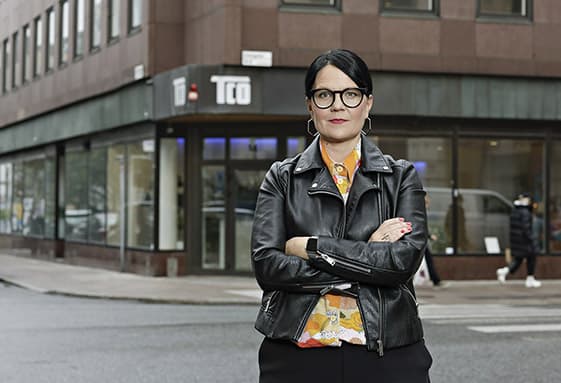 Porträttbild på TCO:s ordförande Therese Svanström framför TCO:s kansli