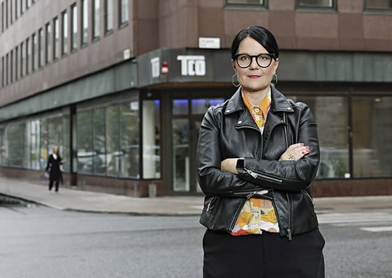 Porträttbild på TCO:s ordförande Therese Svanström framför TCO:s kansli