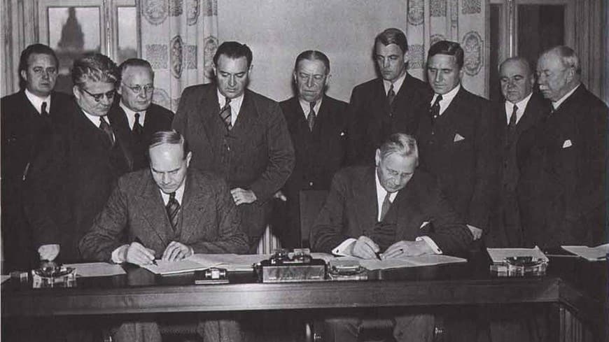 Saltsjöbadsavtalet skrivs under i Saltsjöbaden 1938