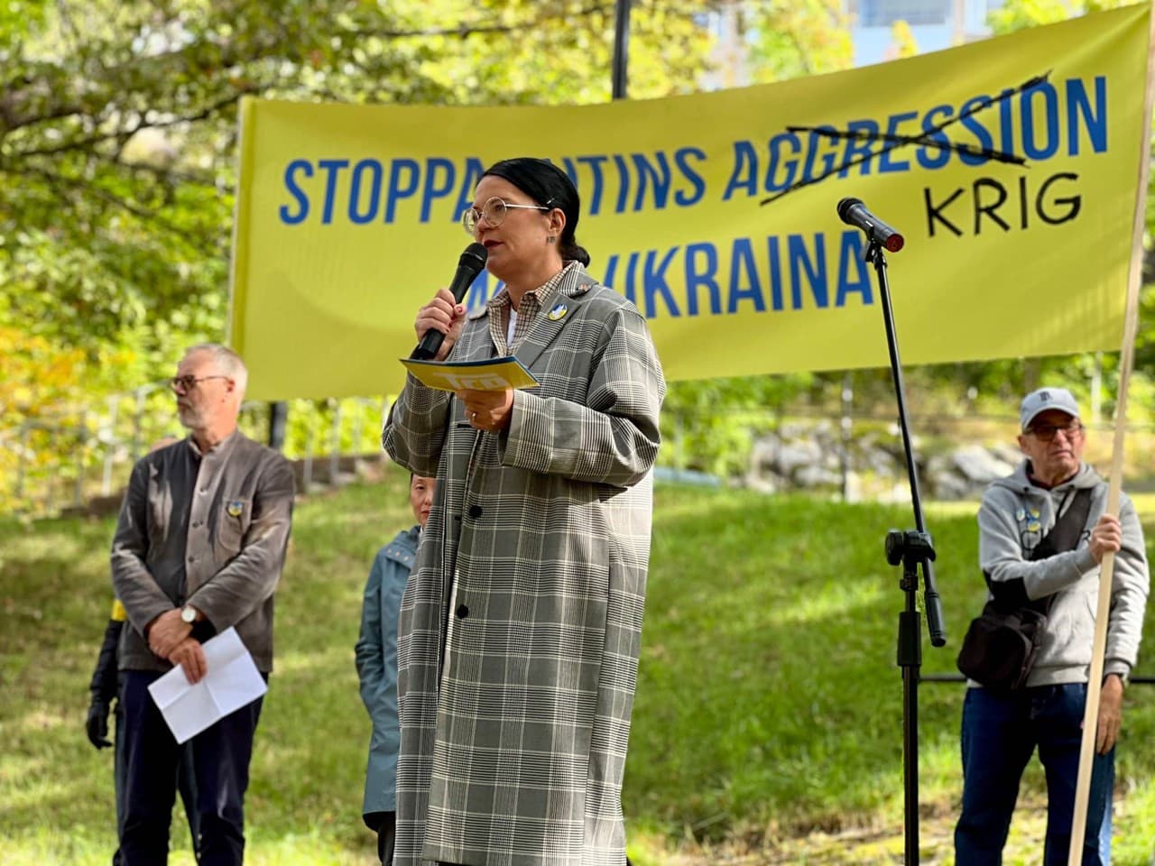 Therese Svanströms apell utanför ryska ambassaden